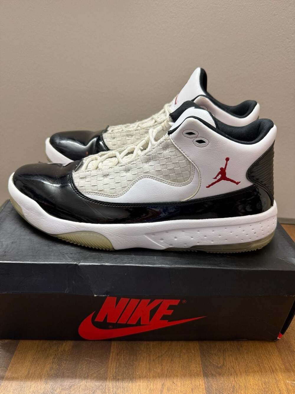 Jordan Max Aura 2 Black Gym Red White Size 13